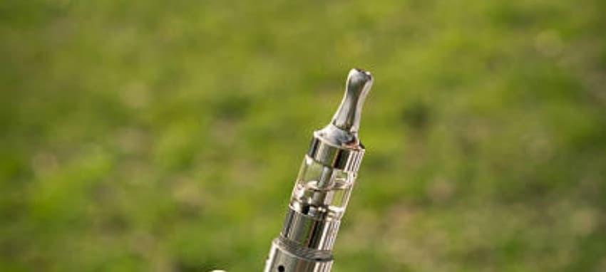 malá elektronická cigareta v kapse - praktický průvodce výběrem, údržbou a recenzemi