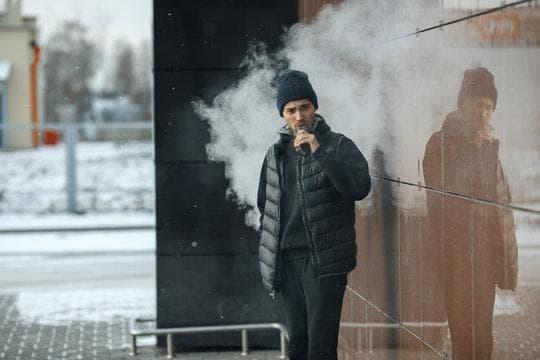 zákaz elektronických cigaret vysvětleno a analyzováno – dopady na spotřebitele a prodejce